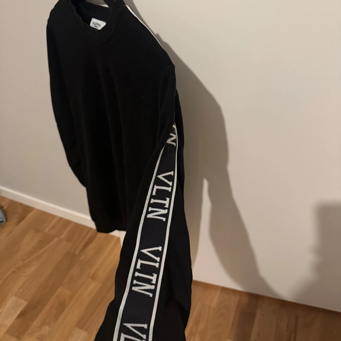 Svart Valentino sweatshirt med VLTN-band - 1