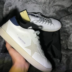 Snygga vita sneakers - Snygga vita sneakers med stjärna på, helt nya och aldrig använda innan, kommer med dustbag🤩 skriv vid fler frågor eller för mer bilder🤗