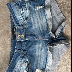 Blå jeansshorts från Tally Weijl - Jättesnygga Lågmidjade jeansshorts 💕💕💕💕