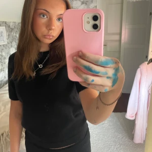 Kortärmad stickad tröja - Jag säljer den eftersom den aldrig kommit till användning! Den är i helt nytt skick men har ingen prislapp kvar💕