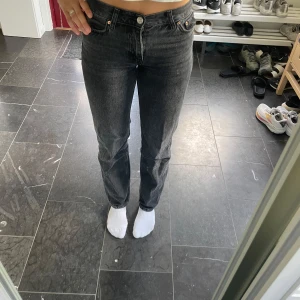 Svarta straight jeans från Perfect Jeans - Säljer ett par svarta jeans från Perfect Jeans i rak modell. Materialet är jeans i bomull och de har en snygg tvättad look. Perfekta till sneakers eller boots.