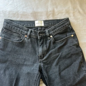 Svarta bootcut jeans från Abrand - Säljer ett par svarta jeans från Abrand ( Alice stenlöfs märke) modellen är 99 low boot dom är köpta för 1000