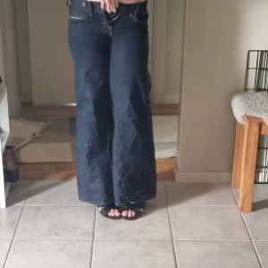 Levi's Red wide jeans blå W25 L32 - Säljer dessa superfina wide lowwaist Levi's jeans då dom är alldeles för små för mig😭💋 Dunderfina med de har ingen stretch. Midjemåttet rakt över är 36 cm. Skulle nog passa någon med xxs💕💕