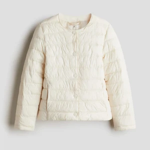 Vit quiltad jacka  - Superfin vit quiltad jacka från H&M i storlek 164 men skulle säga passar xs-s oxå, jättefint skick och inga defekter💞priset går att diskutera vid snabb affär 