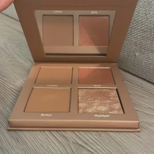 CAIA Face Palette Classy - Säljer en CAIA Face Palette Classy med fyra puderprodukter: bronzer i varm brun nyans, rouge i rosig ton, highlighter med skimrande champagnefärg och contour i neutral brun. Paletten har spegel och stilren beige förpackning. Perfekt för att skapa en snygg och fräsch look. Nypris 495kr 