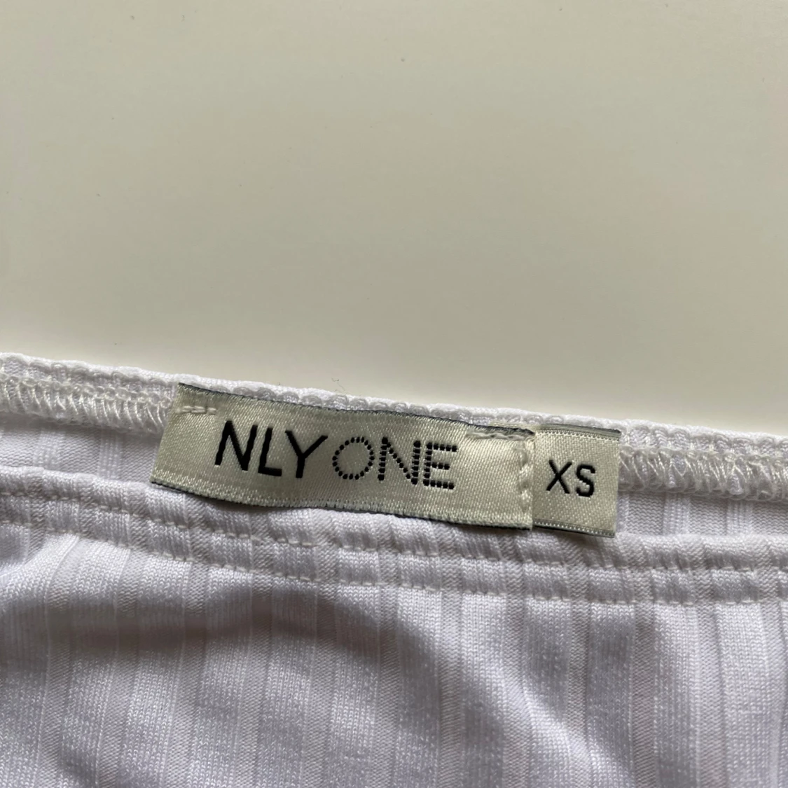 Vit offshoulder topp från NLY ONE - 2