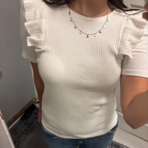 Vit ribbad topp med volangärmar - Supersöt vit topp från Zara 