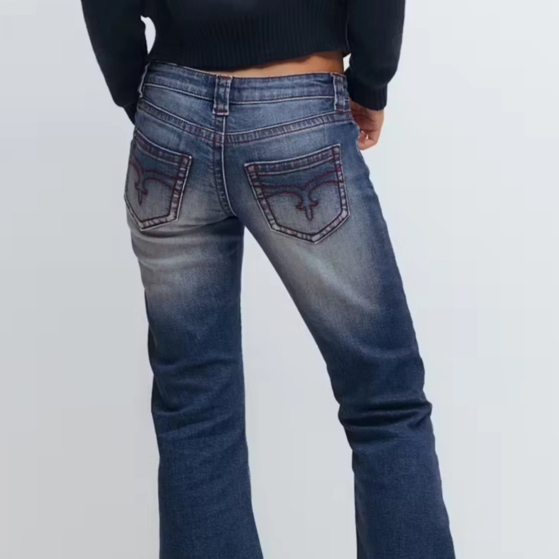 Blå bootcut jeans med broderade fickor - 1