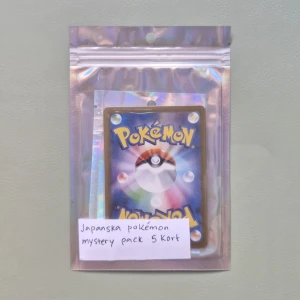 Japanska Pokémon mystery pack 5 kort - Upptäck spänningen med ett japanskt Pokémon mystery pack! Innehåller 5 slumpmässiga samlarkort i en glittrig förpackning. ((har flera påsar om man skulle vilja köpa mer än 1st))