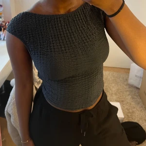 Svart croppad topp med struktur - Strl S