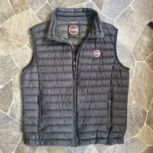 Colmar väst - Snygg svart dunväst från Colmar i fint skick. Perfekt att slänga på över en hoodie eller bara en t-shirt nu när hösten är påväg. 