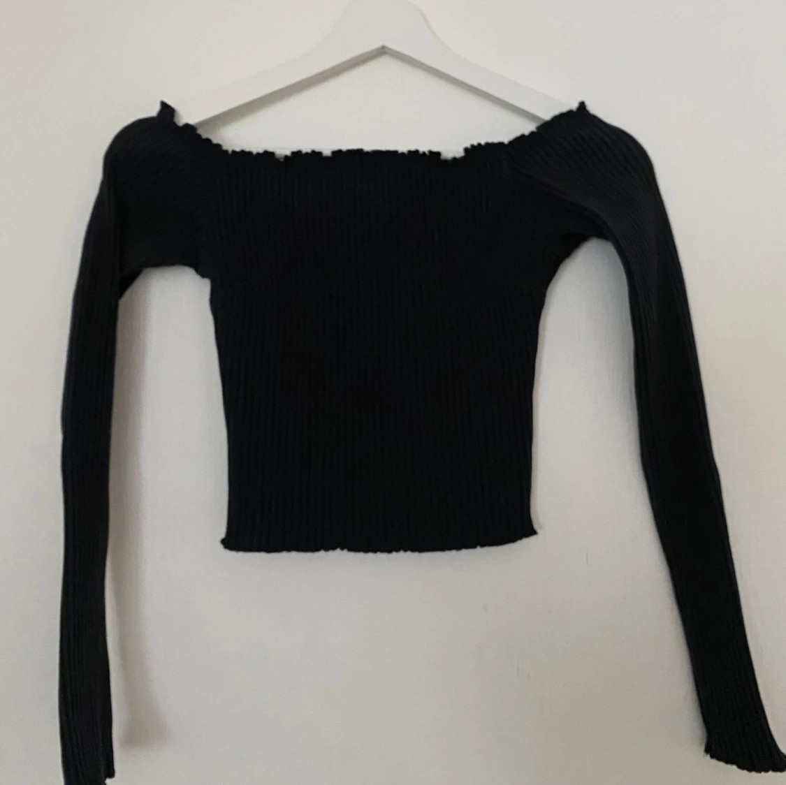 Svart offshoulder topp från NA-KD x Pamela