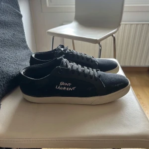 Saint Laurent 06 - Intressekoll på mina SL/06 då jag är sugen på något nytt till hösten! Storlek 42/43 inget og tyvärr. Skorna är i bra skick. Öppen för byten mot gats eller golden goose(pengar emellan är inga problem) Hör av dig vid minsta fundering, kan även lösa fler bilder!  Mvh Algot!😁