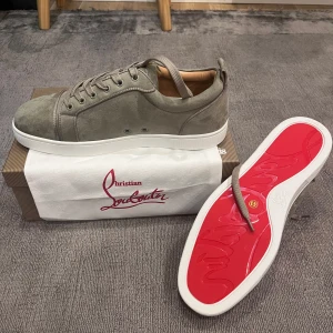 Christian Louboutin grå mocka skor - Snygga grå skor från Christian Louboutin i mjuk mocka med klassisk röd signatursula. Skorna har rund tå, platt vit sula och matchande grå snörning. Insidan är lyxigt fodrad i beige läder och detaljerna är stilrena och minimalistiska. Perfekt för dig som gillar exklusiv streetstyle. skorna är använda 2 gånger samt så är bilderna inte nuverande skicket men det är nära