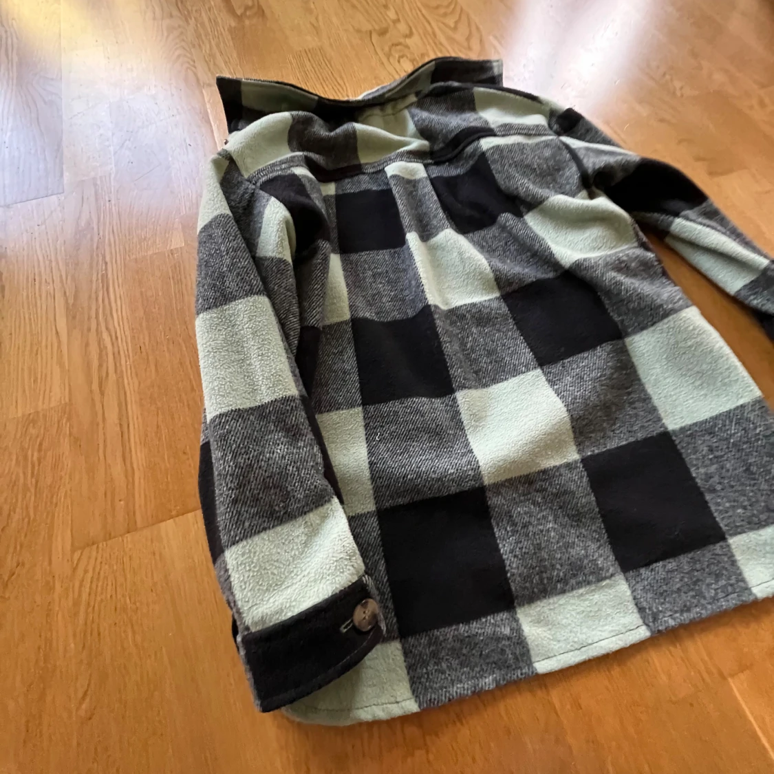 Rutig overshirt från H&M i svart och grått - 2