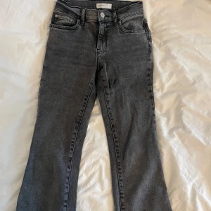 Utsvängda mörk gråa jeans bootcut🤍 - Jättefina utsvängda bootcut jeans i färgen mörkgrå köpta från gina🤍jättebra skick använd 1 gång
