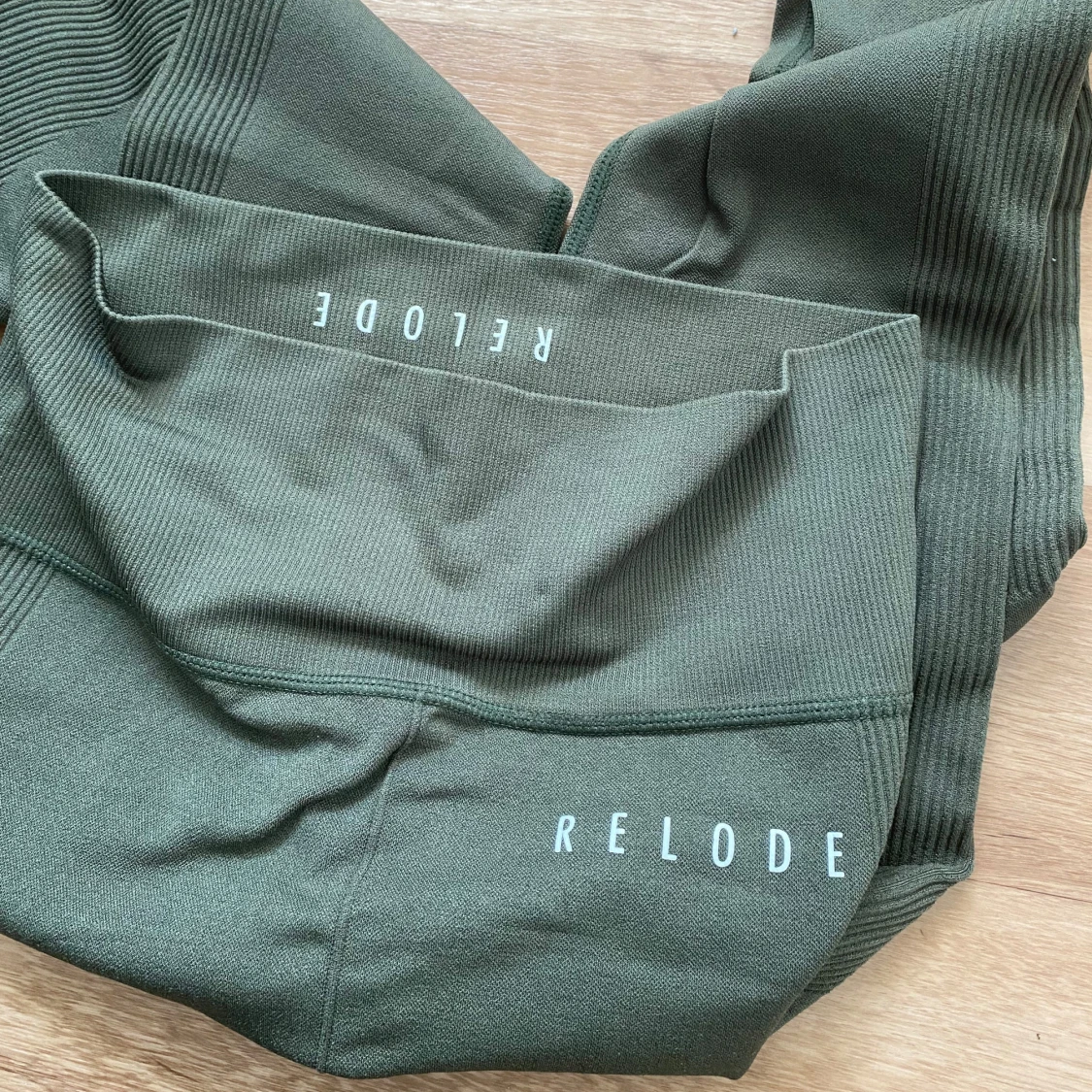 Olivgröna seamless leggings från Relode - 3