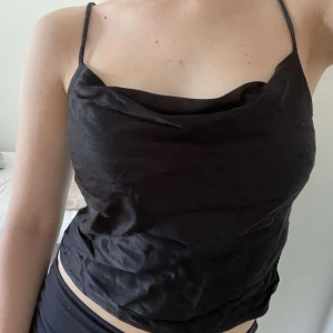 Satin topp Zara - Satin topp från Zara med knappar baktill 🩷