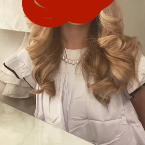 Blå blus med volangärmar och mörkblå kanter - Supersöt blå blus med volangärmar och mörkblå kontrastkanter. Den har en lös passform och rund halsringning, perfekt för en trendig och luftig look. Materialet känns som bomull och toppen har en flowy siluett som ger en gullig vibe.