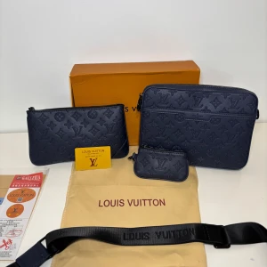 Louis V trio messenger bag  - Säljer en helt ny blå trio axelväska. Finns fler spännande varor på profilen!! 