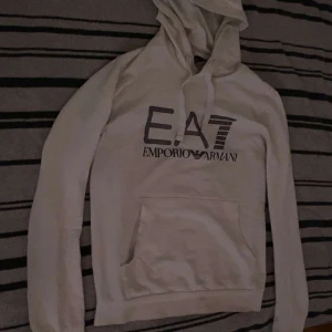 EA7 hoodie - Rätt så fin tröja i bra skick. Finns fläckar som går att ta bort med vanish. Kolla andra bilden