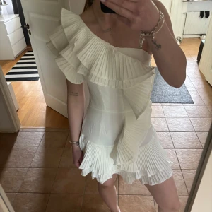 Vit  one shoulder klänning - Supersnygg vit kortklänning med volanger och one shoulder-design. Perfekt till student eller sommar!! 🥰🥰