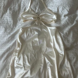 kort satin klänning - en kort satinklänning som är mer kräm färgad, använd 1 gång, knyte och öppen runt midjan!