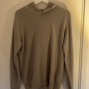 Beige hoodie i kashmir - Säljer min kashmir hoddie då den aldrig kommer till användning, storlek M sitter som M