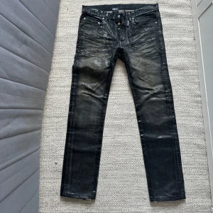 Dior Hedi Waxed - Byxorna talar för sig själv! Hedi Slimane AW03! Beat men mycket liv kvar i dem! Dem är patched i skrevet. Hmu för frågor osv. Vaxet har fått en fin pantina!