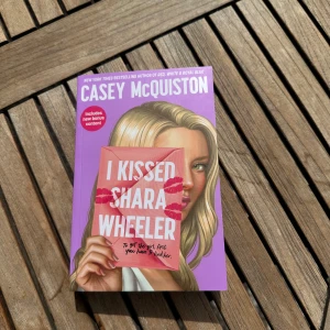I Kissed Shara Wheeler, Casey McQuiston - Säljer denna populära Booktok bok! Den är i nyskick och köpt för 120 kr. Boken är på engelska. Kom gärna med prisförslag!