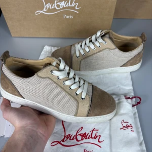 Christian Louboutin Louis Orlato - Ett par louboutins, ”louis orlato”, i en sjukt snygg och sällsynt colorway och i väldigt fint skick! Storlek 41,5 passar nog upp till 42,5. ALLT OG medföljer, alltså Box, Dustbag, Nya snören, Kort och även Shopping bag. Skorna är äkthetsverifierade certifikat medföljer. Hör av er vid frågor! 