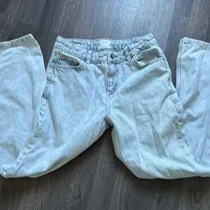 Ljusblå jeansbyxor från grunt - Ljusblå jeans från grunt i nästan nytt skick. Storlek ~165