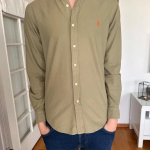 Ralph lauren skjorta  - Säljer Denna stilrena Ralph lauren skjorta | storlek S | skick 9/10 | nypris 1899 kr | mitt pris 499 | hör av er vid fler funderingar och bilder. Perfekt för sommaren