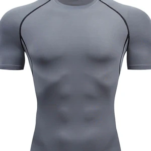 Kompressions gymtshirt - Elastisk, luftig, torkar snabbt och formar sig runt musklerna så du ser större ut på gymmet..      Materialet är mycket töjbart.                                                   (kom ihåg att allt som jag säljer är helt oanvänt och ligger kvar i förpackningen. "Läs beskrivningen i min profil"). Tack