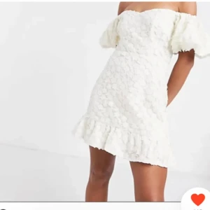 & other stories klänning - Säljer denna jättefina klänningen från & other stories🌸