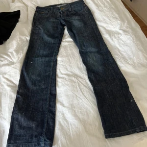 lågmidjade bootcut jeans - midjemått: 39 tvärs över, innerbenslängd: 84