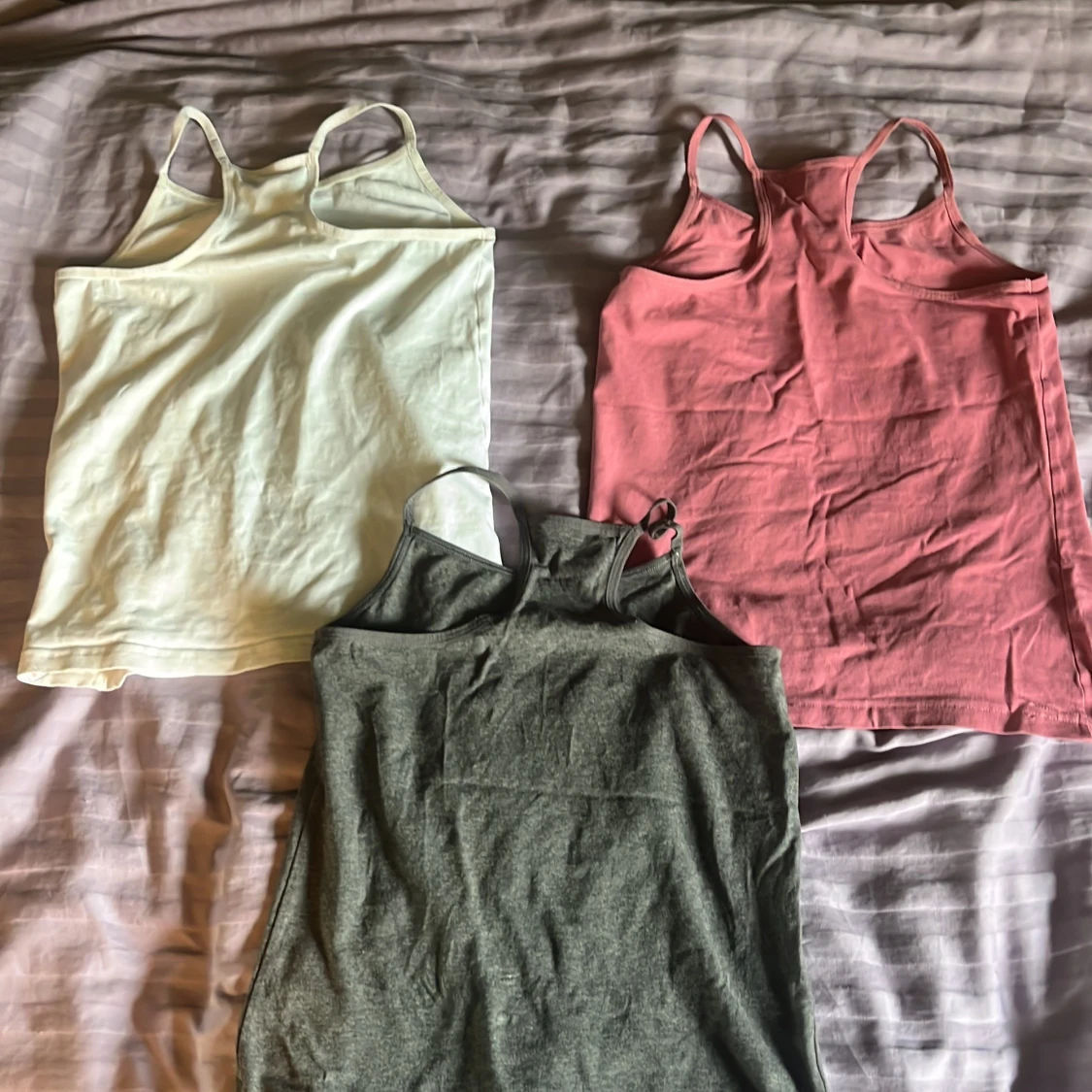 Rosa, vit och grå  linnetopp med smala axelband - 1