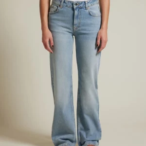 Mid wide jeans från Bik Bok - Säljer ett par ljus blåa jeans från bikbok. Endast använda 1 gång. Säljs då de är för stora för mig. Nypris 699kr💕