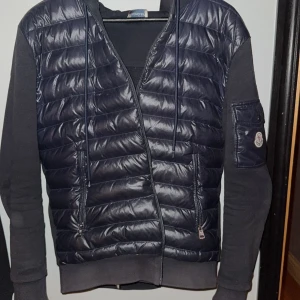Moncler cardigan  - Tjena säljer min moncler cardigan då ja tröttnat på den, den är stilren och passar till mycket. Skriv om ni har minsta fundering!🙌