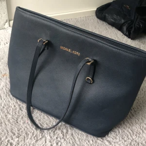 Michael Kors väska  - Säljer denna Michael Kors väskan! Köptes för 1400kr💗