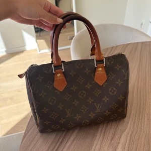 Louis Vuitton speedy 25 bag - Säljer denna älskade Louis Vuttion speedy 25 väskan. Det är den perfekta mellanstorleken på en väska och man får plats med såå mycket i den! Köptes av Kaspersheat, är äkta och i bra skick💌🫶🏽flyttar snart och då kan det ta längre tid att posta, så passa på!! FÖRST TILL KVARN‼️