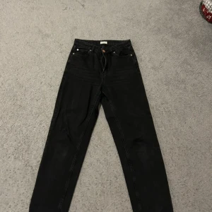 Svarta jeans från Lindex - Svarta jeans fron lindex. Modellen heter Betty och är momjeans. Sparsamt använda🌸