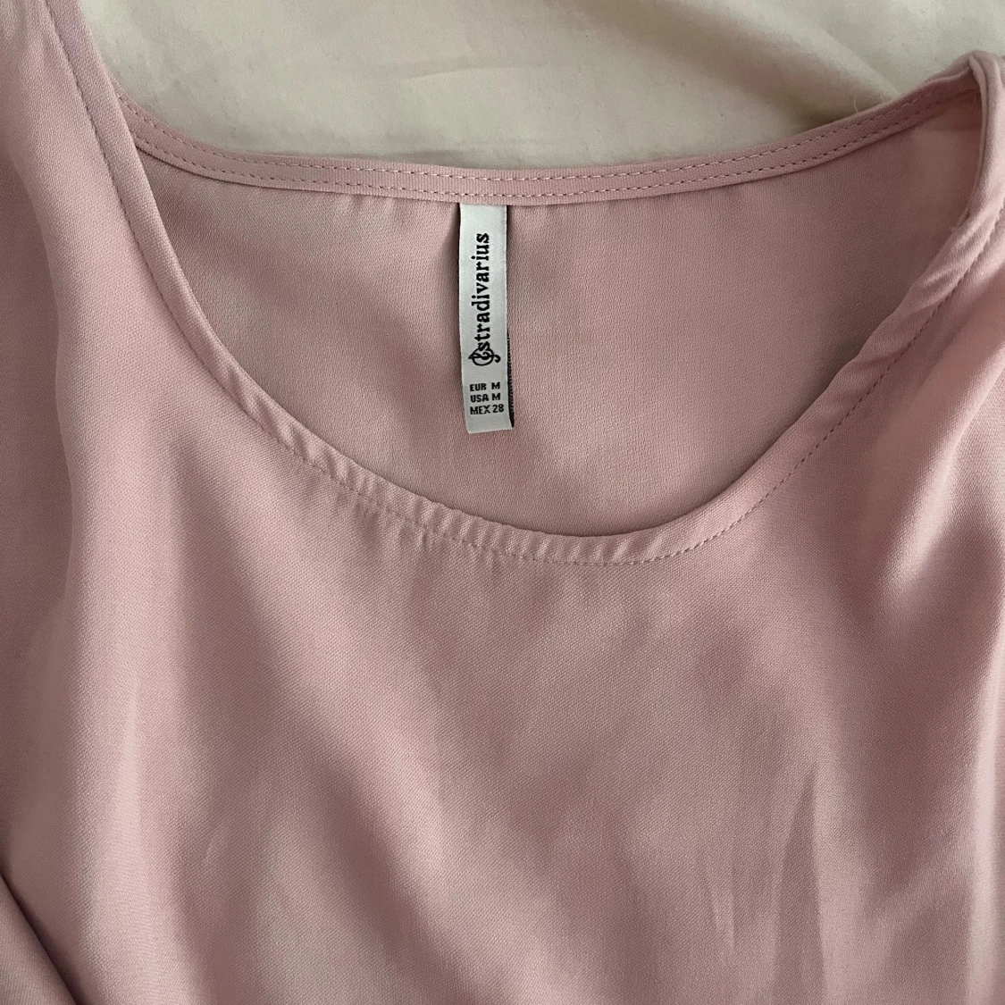 Ljusrosa blus med volangärmar  - 1