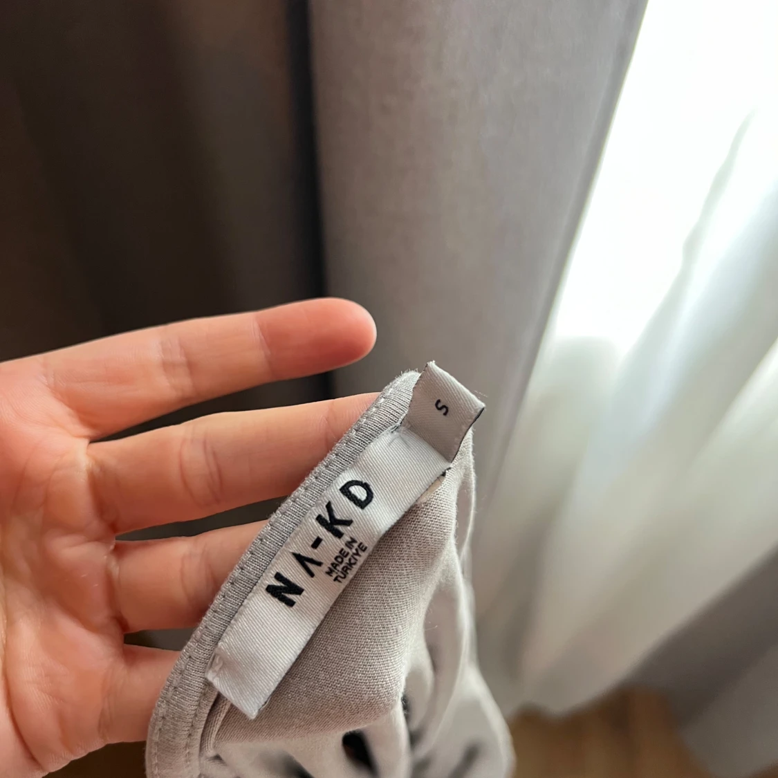 Ljusgrå långärmad topp från NA-KD - 1