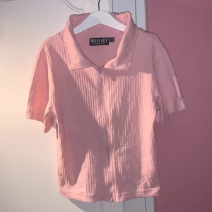 MadLady topp, strl 36 - En babyrosa topp med krage och dragkedja från MadLady i storlek 36. Fint skick, sparsamt använd. Levereras nytvättad. Postar samma dag som betalning gjorts! Om du har några frågor får du gärna höra av dig. Mvh