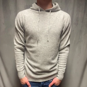 Kashmir/Merino hoodie - En schysst ljusgrå Kashmir/Merino hoodie! Storlek M! Modellen är 177cm lång, passar längre! Endast använd 1 gång, därför nyskick! Hör av dig vid frågor!🌟