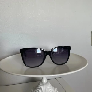 Solglasögon  - Säljer ett par solglasögon från Runsven