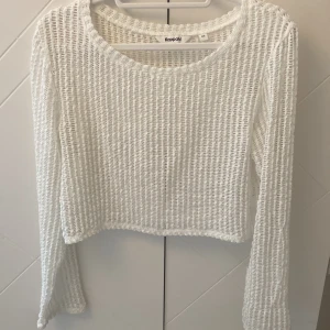 Vit fishnet tröja - Tröjan är en vit croppad fishnet tröja från Kappahl som man kan ha offshoulder. Knappt använd💕