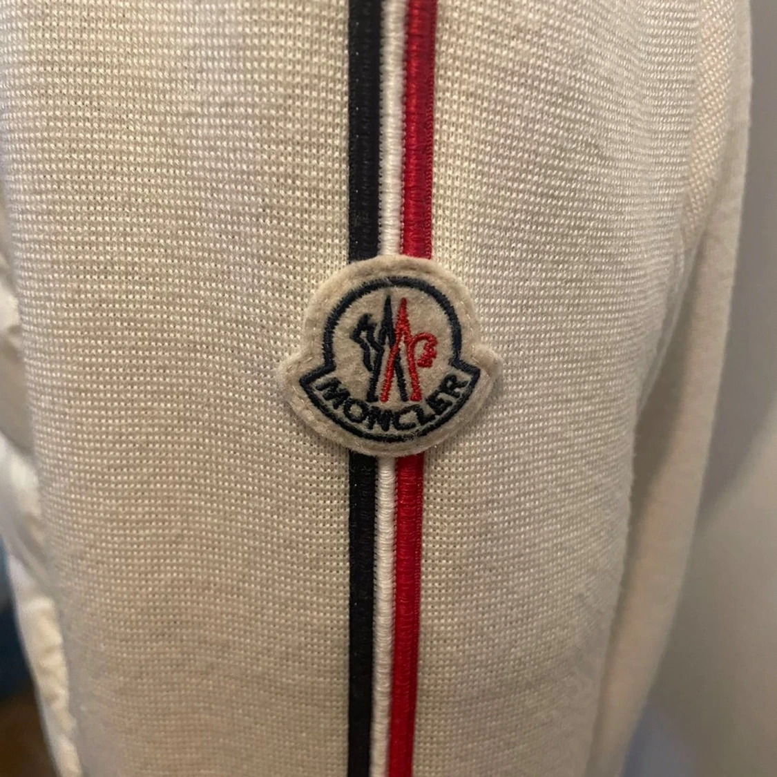 Vit pufferjacka med huva från Moncler - 1