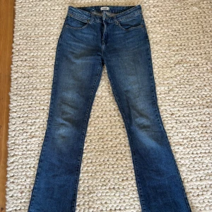 Blå bootcut jeans från Wrangler - Blå klassiska bootcut jeans från wrangler🖤säljer då de är för stora men de är i superbra skick knappt använda! Superlånga medel/lågmidjade storlek 29/34 vilket jag skulle säga motsvarar 38. 